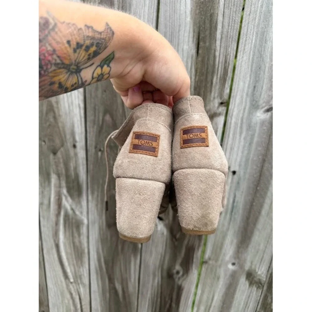 Boho Casual TOMS Desert Wedge Booties Size 8 Taupe Suede Lace Up Chukka